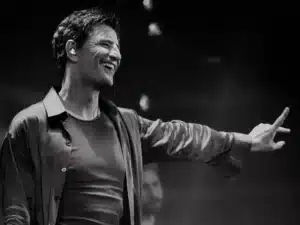 Σάκης Ρουβάς τραγουδά Καζαντζίδη στη Θεσσαλονίκη