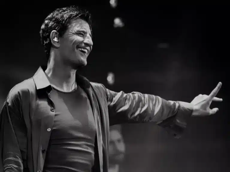 Σάκης Ρουβάς τραγουδά Καζαντζίδη στη Θεσσαλονίκη