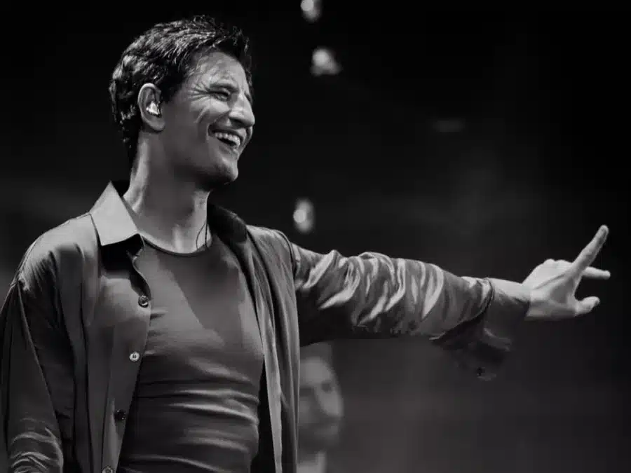 Σάκης Ρουβάς τραγουδά Καζαντζίδη στη Θεσσαλονίκη