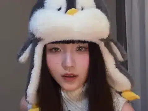 Faye Yuan τραγουδά Ferto Akylas στα ελληνικά