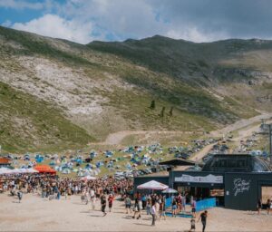 Helmos Festival 2026: Τρεις σκηνές, Πυξ Λαξ & Αγγελάκας