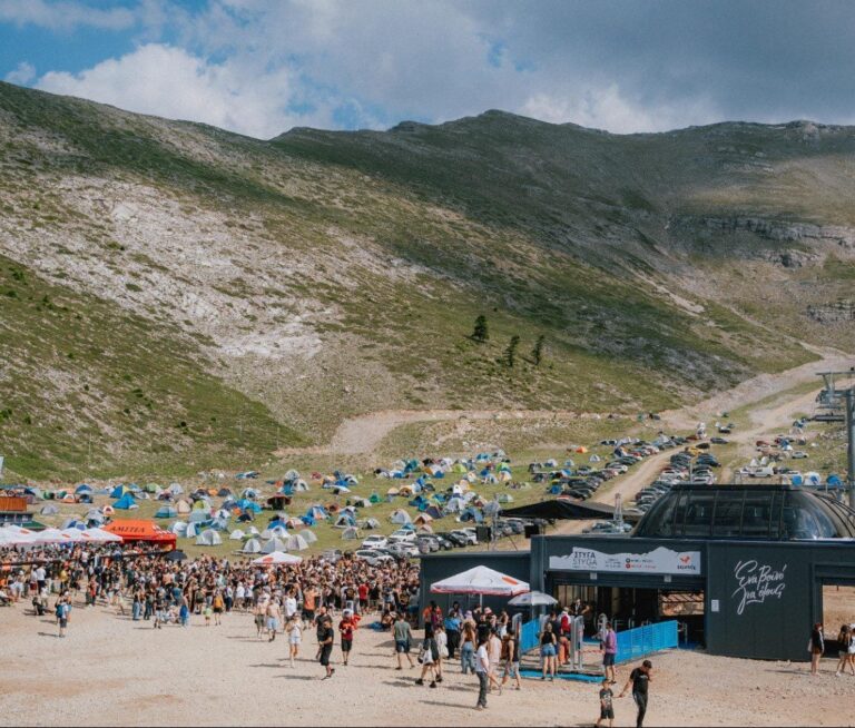 Helmos Festival 2026: Τρεις σκηνές, Πυξ Λαξ & Αγγελάκας