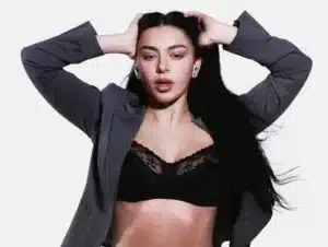 Charli XCX SS26: Νέο Τραγούδι με Fashion Runway Video