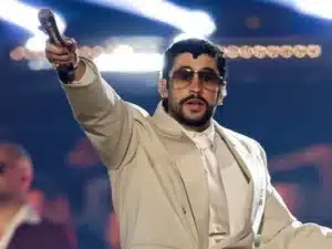 Bad Bunny αγκαλιάζει θαυμαστή live - Viral στιγμή