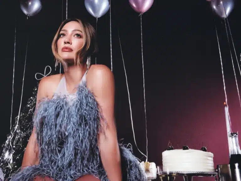 Η Hilary Duff φέρνει τα Χριστούγεννα νωρίτερα
